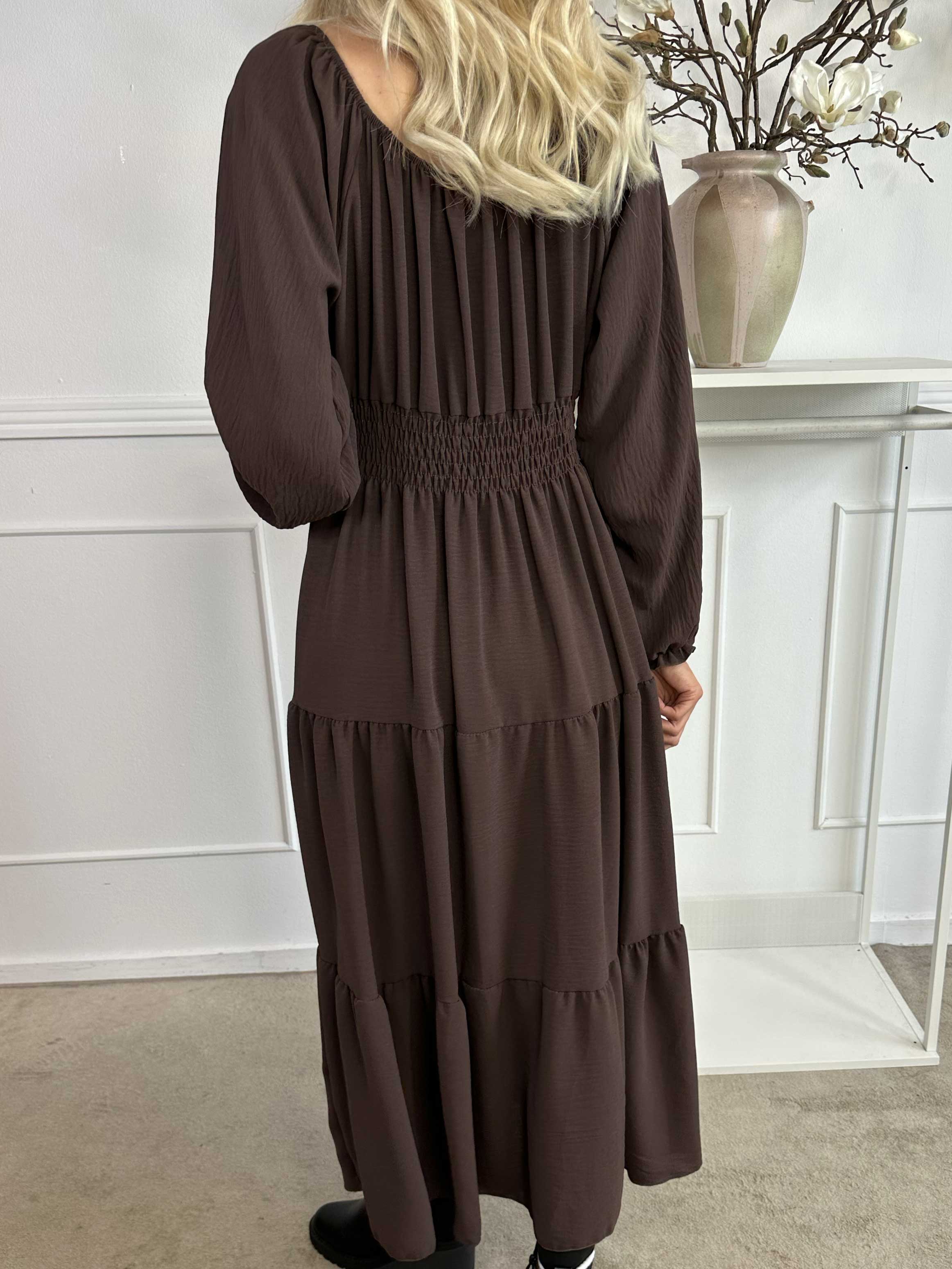 Midnight - Långklänning med smockad midja och guldknappar